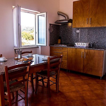 Gf Apartments Li Seddi Badesi Buitenkant foto