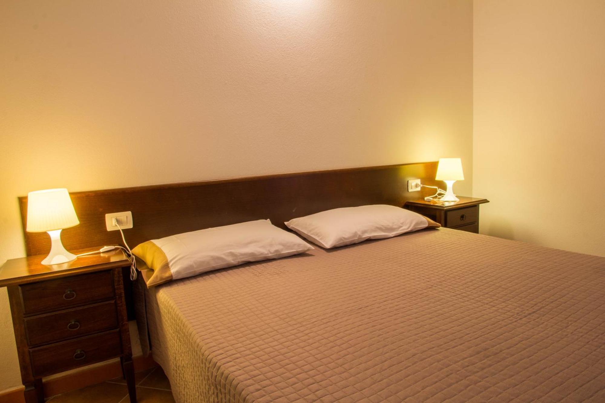 Gf Apartments Li Seddi Badesi Buitenkant foto