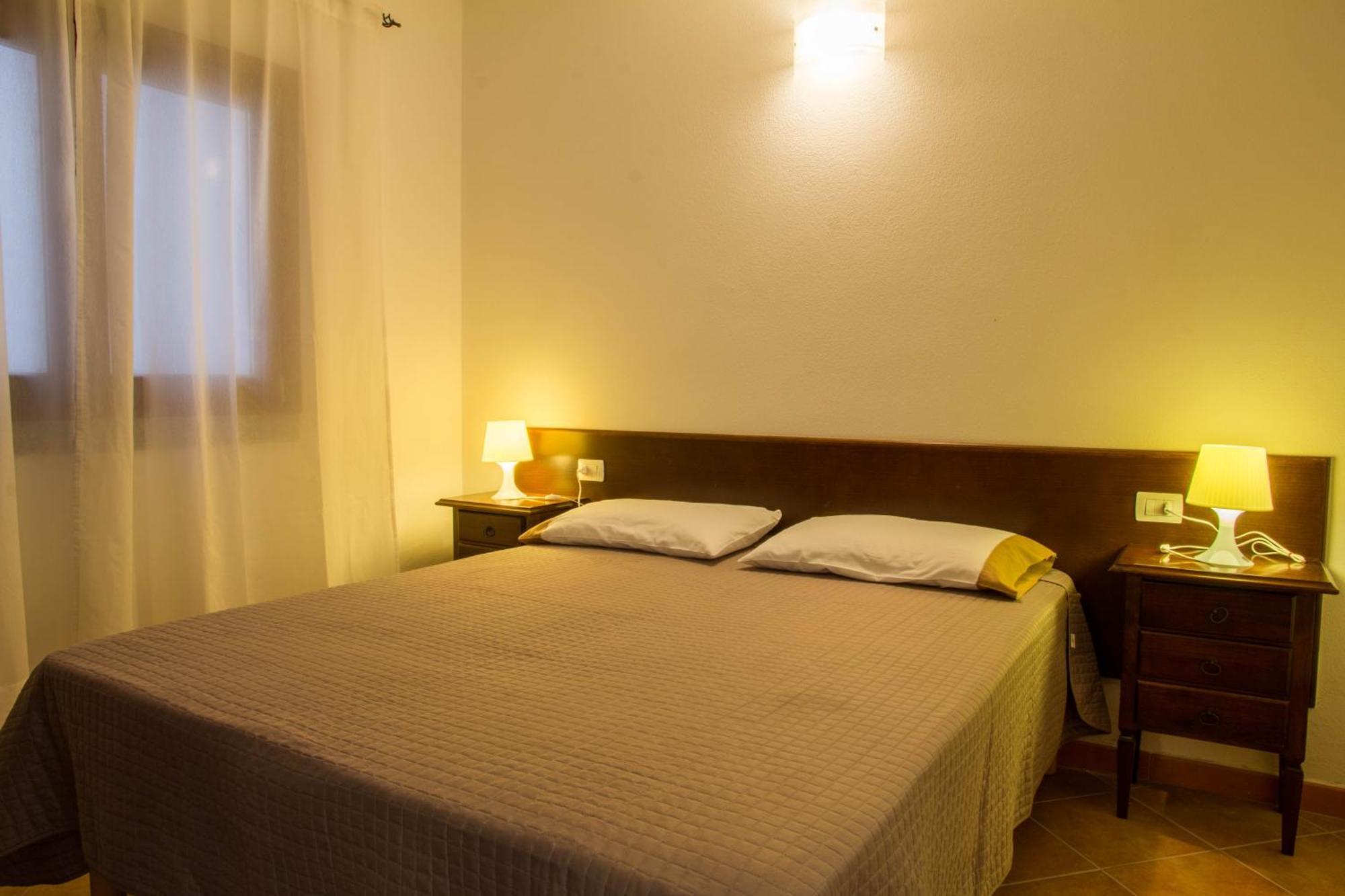 Gf Apartments Li Seddi Badesi Buitenkant foto