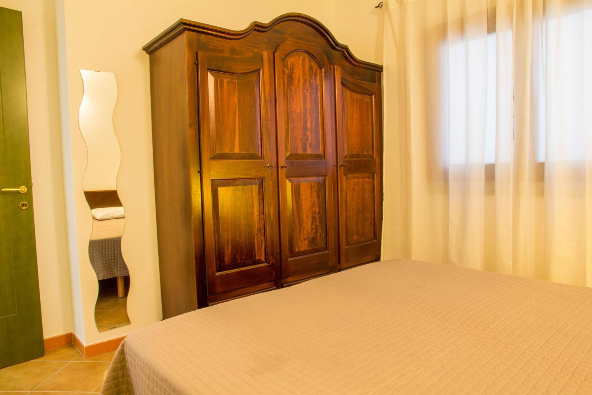 Gf Apartments Li Seddi Badesi Buitenkant foto