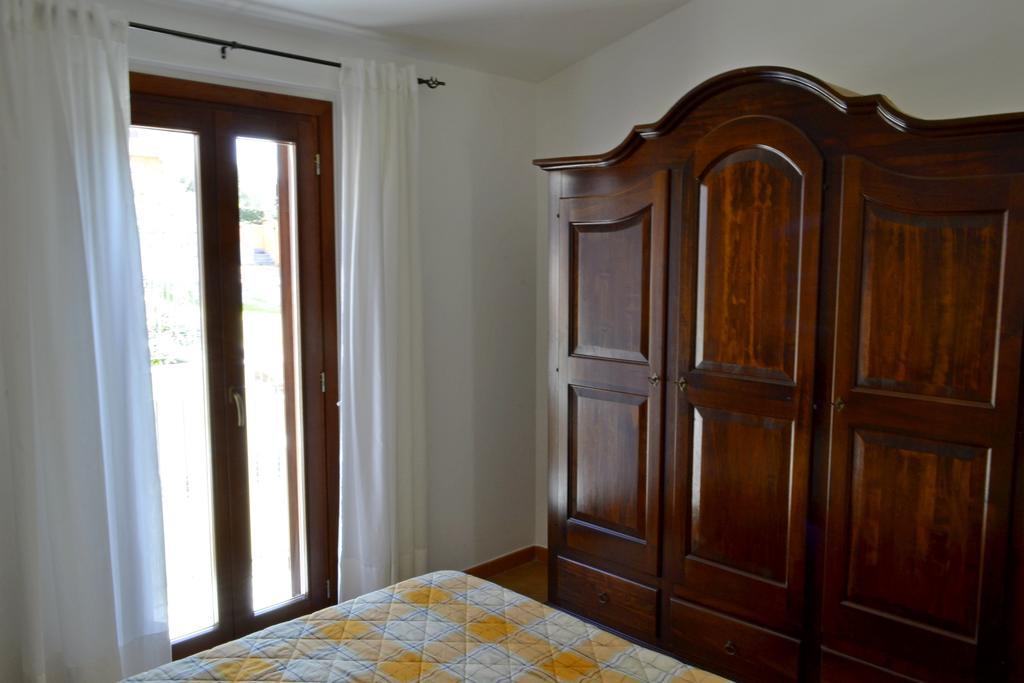 Gf Apartments Li Seddi Badesi Buitenkant foto