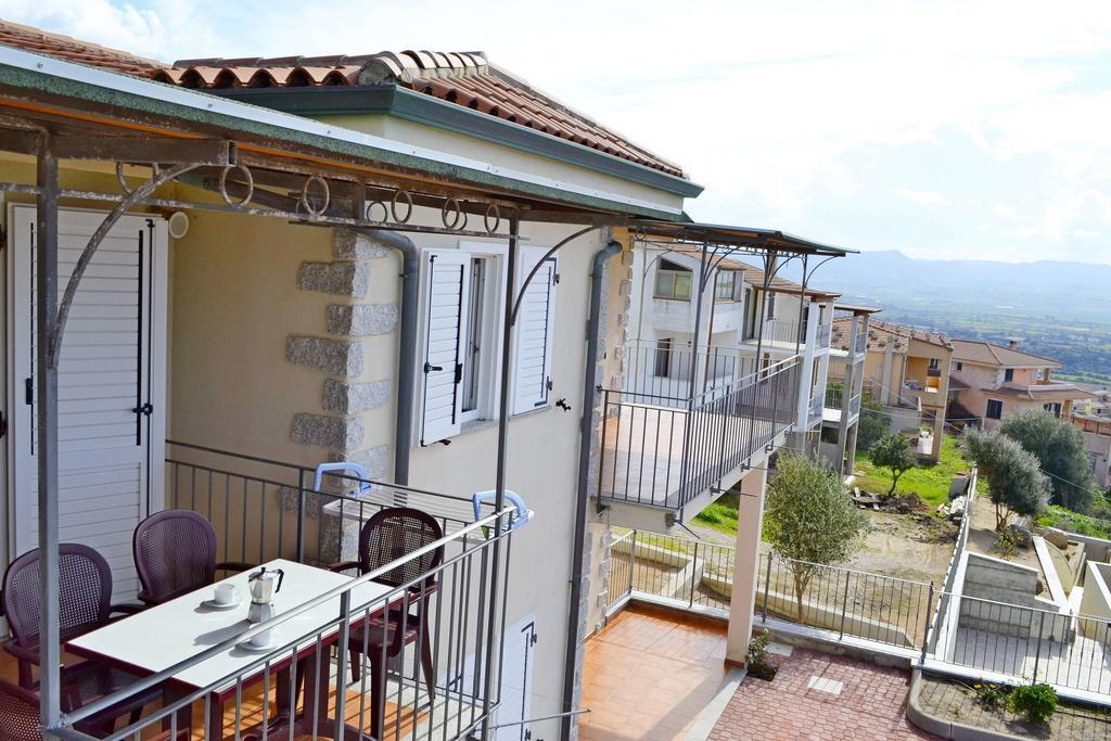Gf Apartments Li Seddi Badesi Buitenkant foto