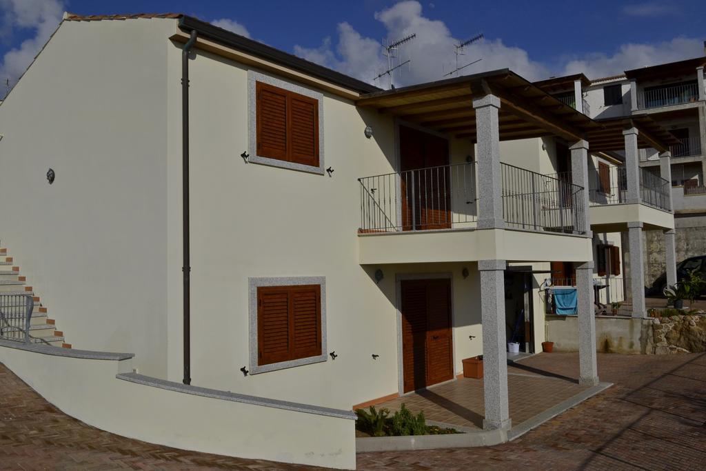 Gf Apartments Li Seddi Badesi Buitenkant foto