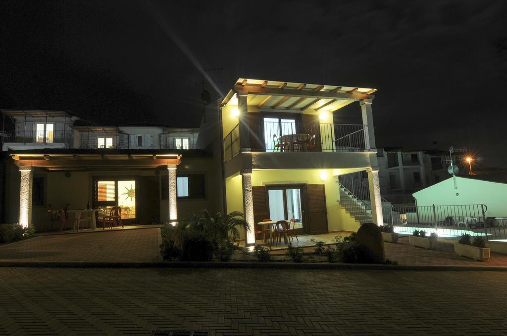 Gf Apartments Li Seddi Badesi Buitenkant foto