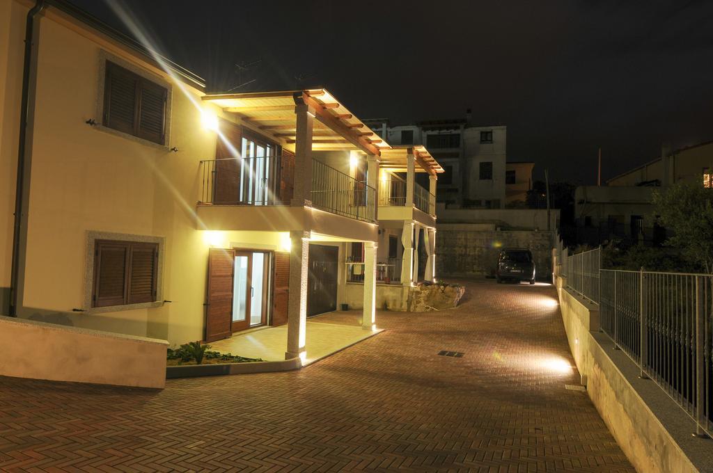 Gf Apartments Li Seddi Badesi Buitenkant foto