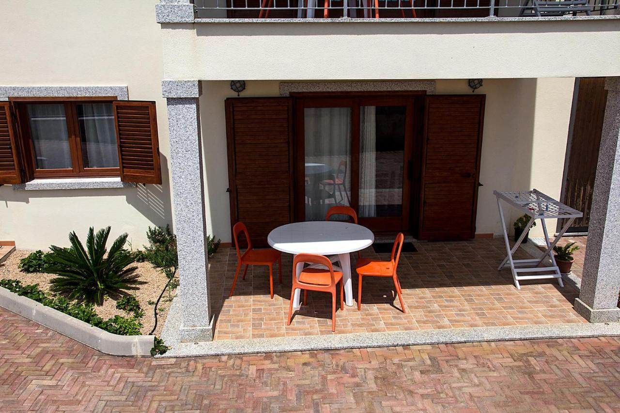 Gf Apartments Li Seddi Badesi Buitenkant foto
