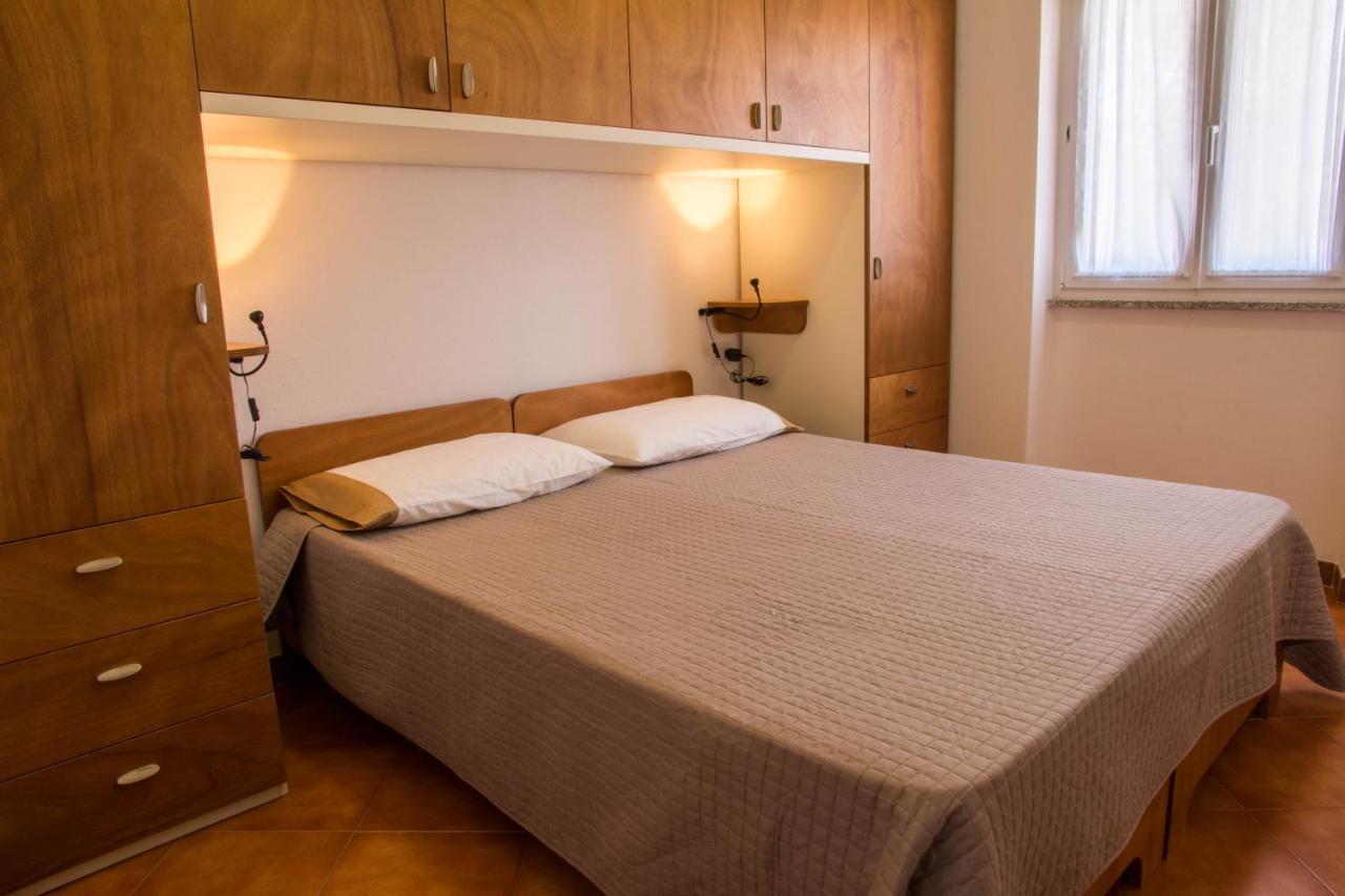 Gf Apartments Li Seddi Badesi Buitenkant foto