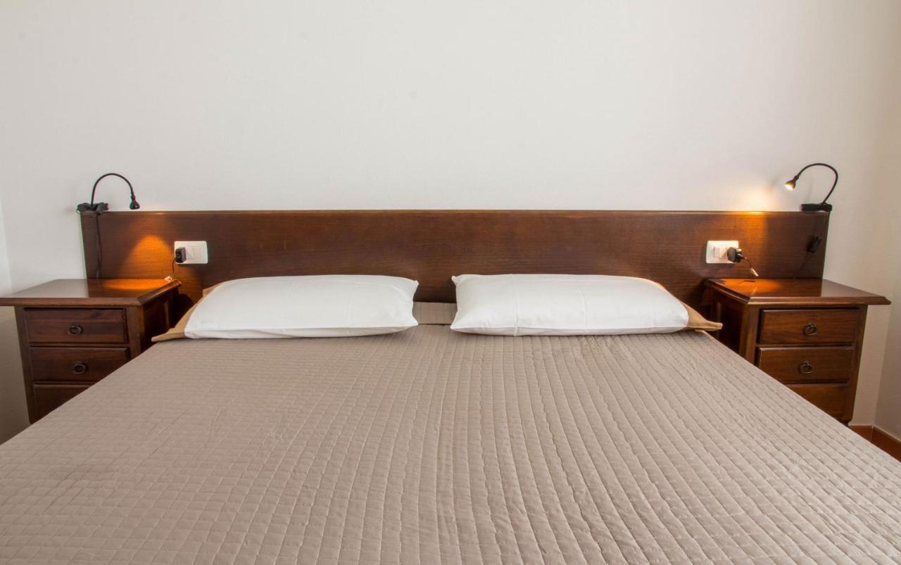 Gf Apartments Li Seddi Badesi Buitenkant foto