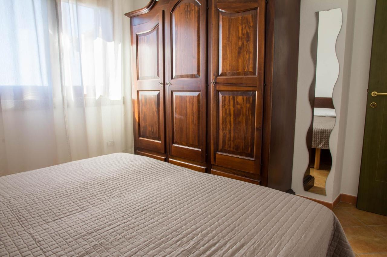 Gf Apartments Li Seddi Badesi Buitenkant foto