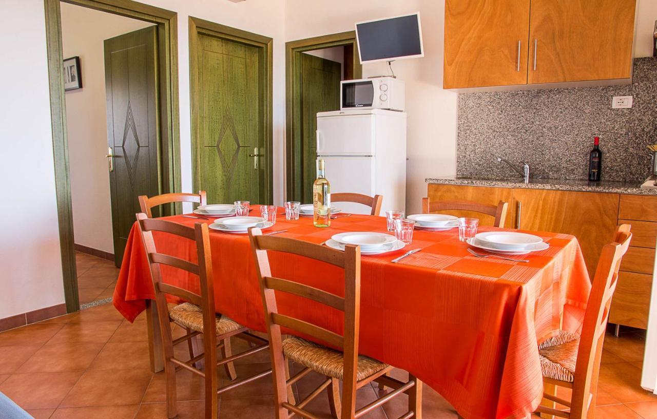 Gf Apartments Li Seddi Badesi Buitenkant foto