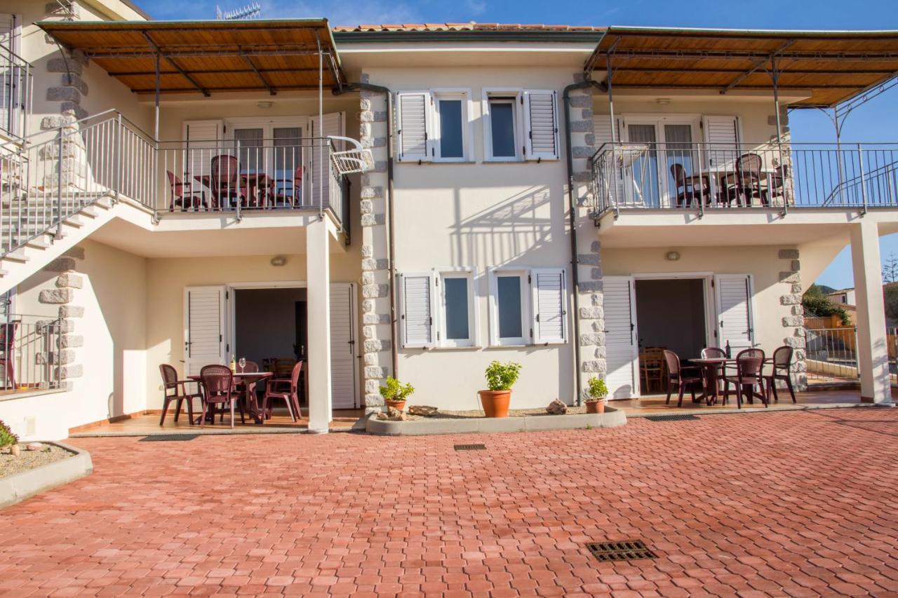 Gf Apartments Li Seddi Badesi Buitenkant foto