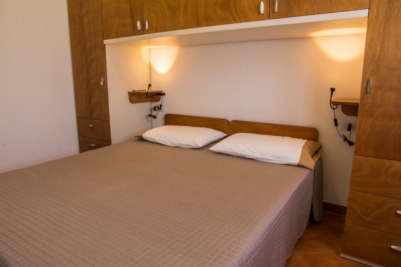 Gf Apartments Li Seddi Badesi Buitenkant foto