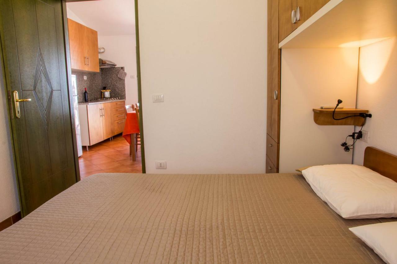 Gf Apartments Li Seddi Badesi Buitenkant foto